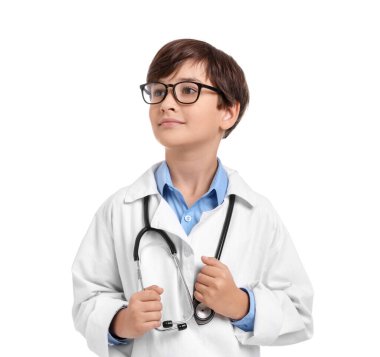 Steteskoplu çocuk beyaz arka planda doktor gibi davranıyor. Geleceğin mesleğini hayal etmek