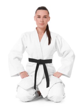 Kimonolu karate dövüşçüsü beyazları soyutladı.