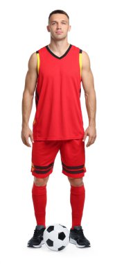 Beyaz arka planda futbol topu olan bir futbolcu
