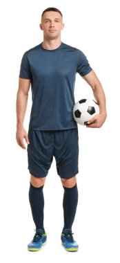 Beyaz arka planda futbol topu olan bir futbolcu