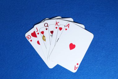 Poker oyunu. Mavi masada kağıt oynamak, üst görünüm