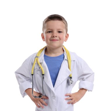 Steteskoplu küçük çocuk beyaz arka planda doktor gibi davranıyor. Geleceğin mesleğini hayal etmek