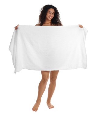 Beyaz arka planda havlunun arkasına saklanan güzel genç bir kadın.