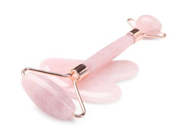 Yüz silindiri ve gua sha aracı beyaz üzerinde izole