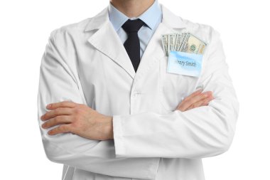 Yozlaşma konsepti. Beyaz arka planda dolar banknotları olan doktor, yakın plan.