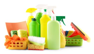 Beyaz üzerine izole edilmiş farklı temizlik ürünleri seti