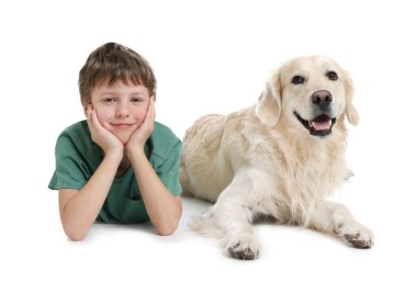 Beyaz arka planda sevimli köpeği olan bir çocuk.