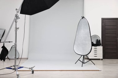 Modern fotoğraf stüdyosunda profesyonel ışıklandırma ekipmanları