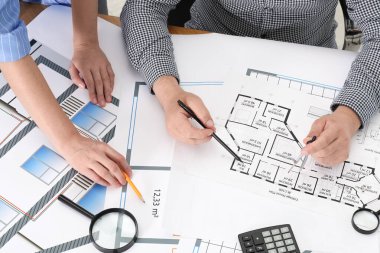 Ofisteki masadaki projeyle çalışan mimarlar, üst görünüm