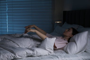 Evdeki uyurgezer genç kadın.