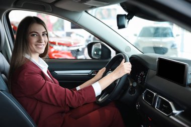 Yeni arabadaki genç bayan kuaförde.