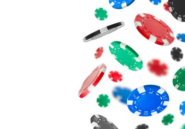 Beyaz arka planda farklı kumarhane çipleri