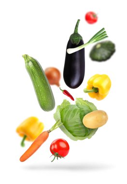 Beyaz arka planda farklı taze sebzeler.