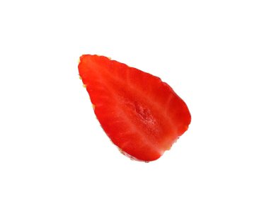 Olgun çilek parçası beyaza izole edilmiş.