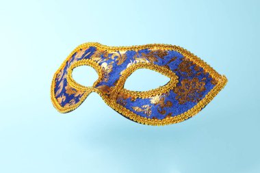 Açık mavi arka planda güzel parlak karnaval maskesi