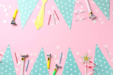 Konfeti, çelenkler, parti boynuzları ve pembe arka planda mumlar, düz yatak. Metin için boşluk