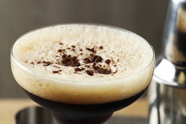 Kahve çekirdekli enfes espresso martini. Arka planda bulanık, yakın plan.