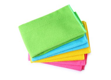 Üst görünümde izole edilmiş farklı mikrofiber kumaş yığınları