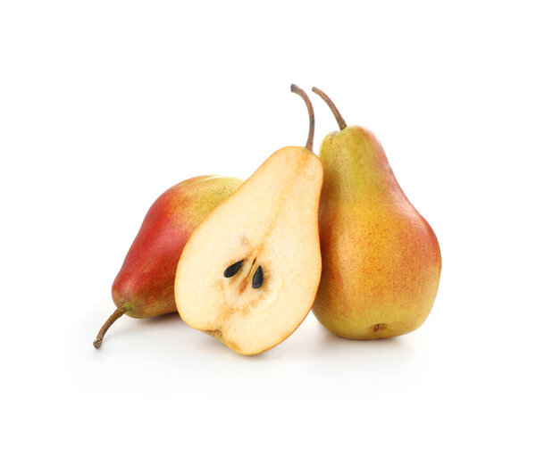 Целые и обрезанные спелые груши изолированы на белом