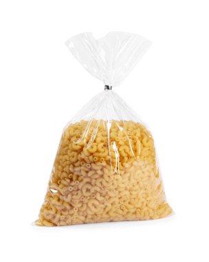 Beyaz üzerinde makarna olan plastik torba.