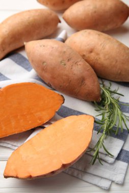 Taze çiğ patates ve biberiye masada, yakın plan.