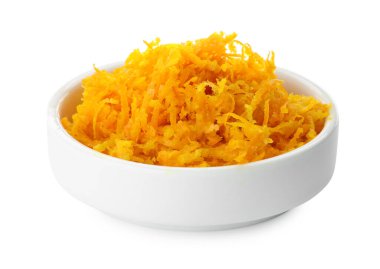 Taze portakal tadı beyaz kasede izole.