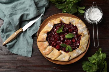 Kirazlı, naneli, pudra şekerli ve bıçaklı lezzetli bir galet.