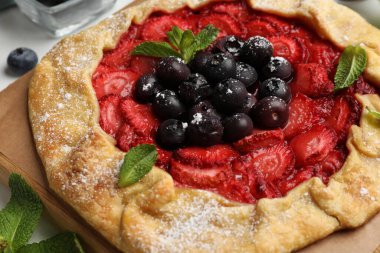 Sofrada böğürtlen ve nane ile lezzetli bir galet, yakın plan.