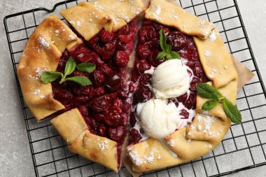 Kirazlı ve dondurmalı leziz bir galet. Gri masa, üst manzara.