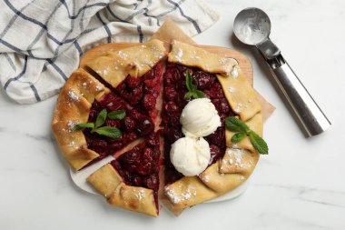 Beyaz mermer masada vişneli ve dondurmalı leziz bir galet.