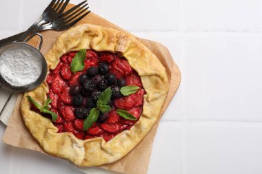 Böğürtlenli, naneli, pudra şekerli ve çatallı leziz bir galet. Metin için boşluk