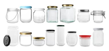 Beyaza izole edilmiş bir sürü farklı cam kavanoz.