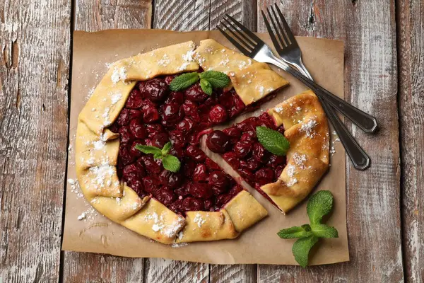 Kirazlı ve naneli leziz galette ahşap masada, düz yerde.