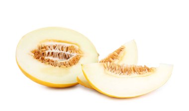 Olgun kavun parçaları beyaza izole edilmiş.