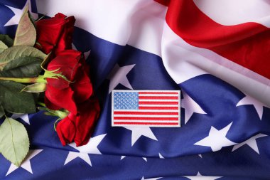 Gaziler Günü. ABD bayrağında Amerikan askeri tarlası ve gül çiçekleri.