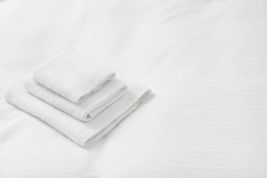İçerideki temiz çarşaflar üzerinde havlu yığını, metin için yer