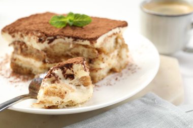 Masada lezzetli bir tiramisu var, yakın plan.