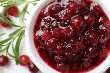 Lezzetli yaban mersini sosu kasede, böğürtlen ve biberiye masada.