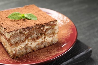 Karanlık masadaki naneli nefis tiramisu, yakın plan.