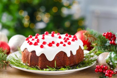 Geleneksel Noel pastası ve dekorasyonu ahşap masada.