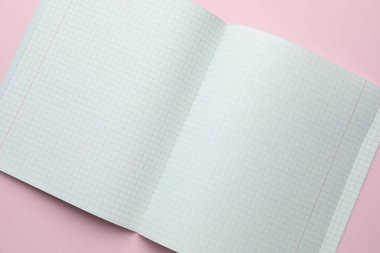 Pembe arka plan, üst görünüm üzerine kareli kağıt sayfaları ile telif defterini aç. Okul sayfası