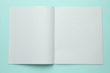 Açık mavi arkaplan, üst görünüm üzerine işaretlenmiş kağıt sayfaları ile telif defteri aç. Okul sayfası