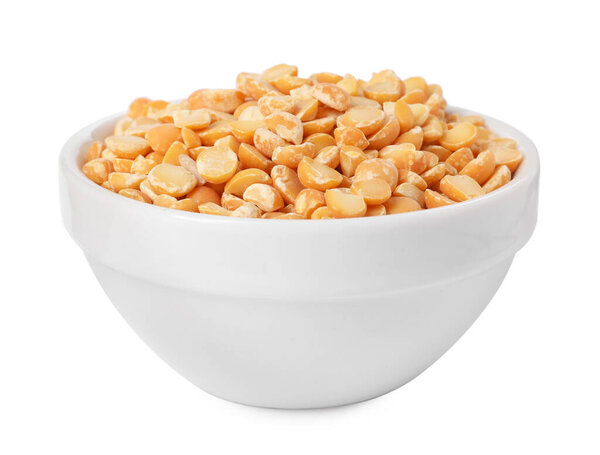 Сушеный горох в чаше изолирован на белом