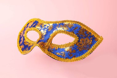 Pembe arka planda güzel parlak karnaval maskesi