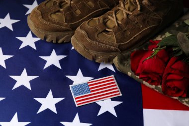 Gaziler Günü. Amerikan askeri bandı, Amerikan bayrağı, güller ve askeri üniforma.