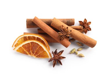 Farklı aromatik baharatlar, beyaza izole edilmiş, üst manzara. Noel sezonu