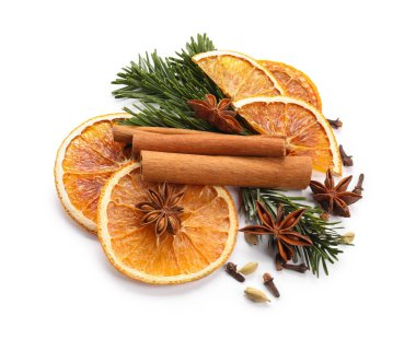Beyaza izole edilmiş farklı aromatik baharatlar. Noel sezonu