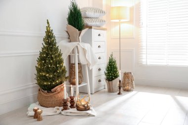 Noel ışıkları ve diğer dekorları olan küçük ladin ağaçları.