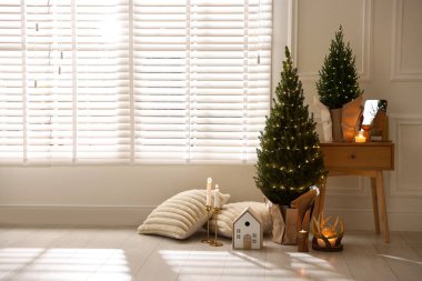 İçinde Noel ışıkları ve diğer dekorlar olan küçük ladin ağaçları. Metin için boşluk