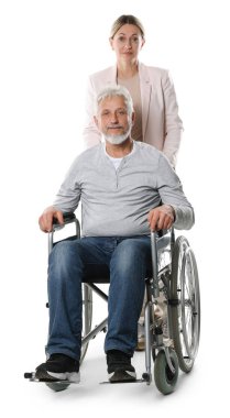 Beyaz arka planda tekerlekli sandalyede yaşlı bir adam olan kadın.